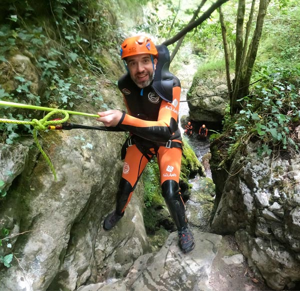 barranquista rapelando en el barranco de Viboli en el concejo de Ponga