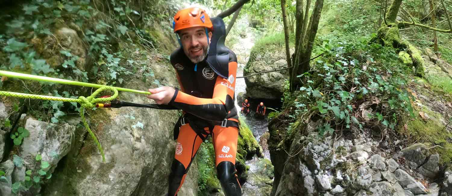 Descenso de Barrancos haciendo rápel en el barranco de Víboli en Ponga