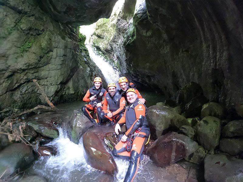 Descansando en una poza en el barranco de Vivoli en el concejo asturiano de Ponga